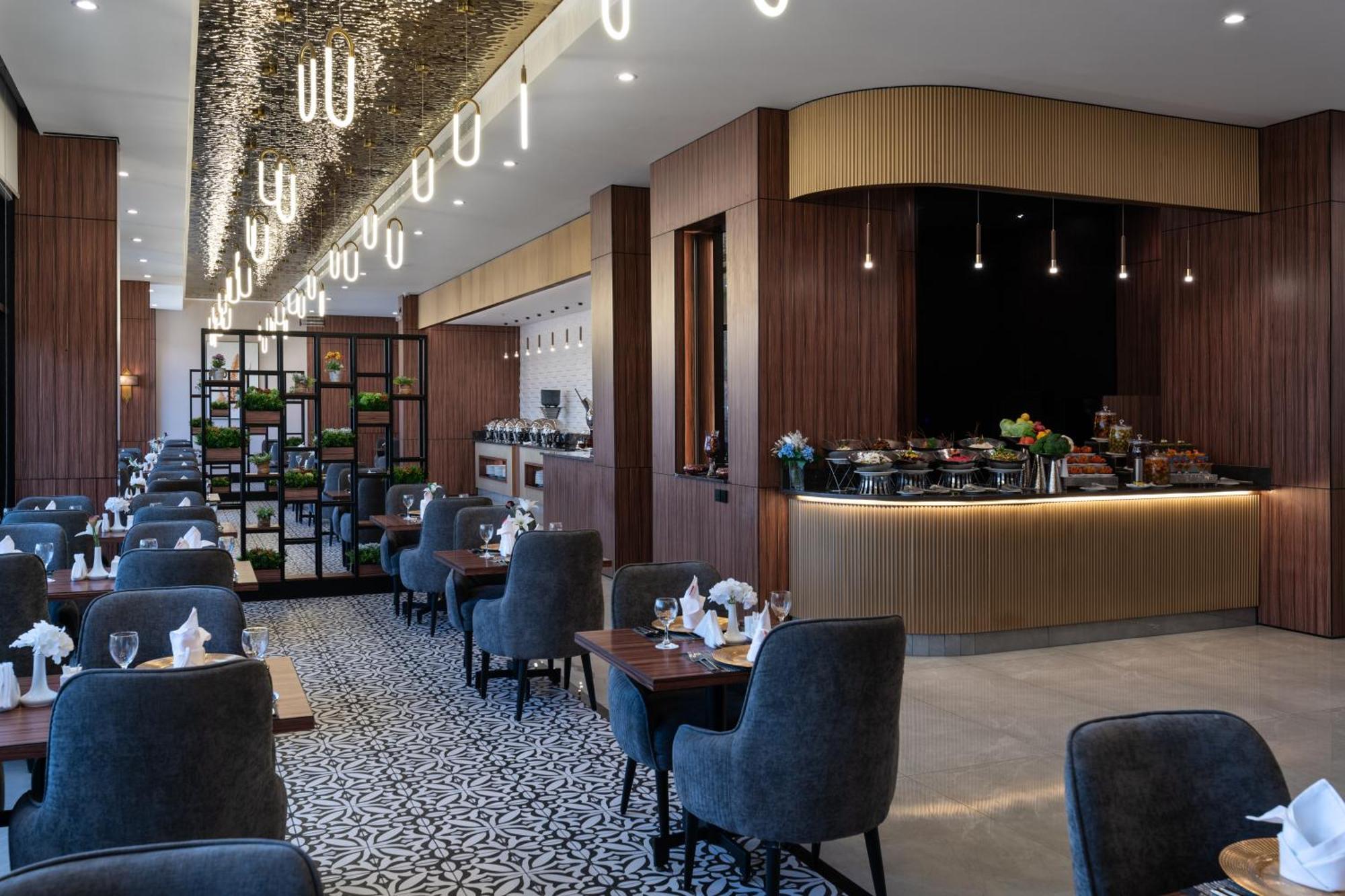 Warwick Al Jubail Hotel Exterior photo